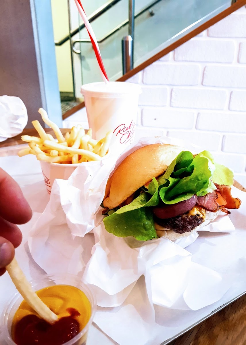 Ruby Chews Burgers & Shakes Photo 5